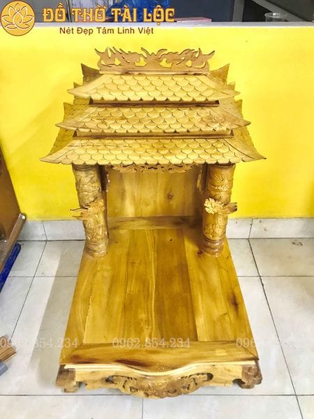Bàn thờ thần tài tại Đường Nguyễn Tất Thành, Đà Nẵng